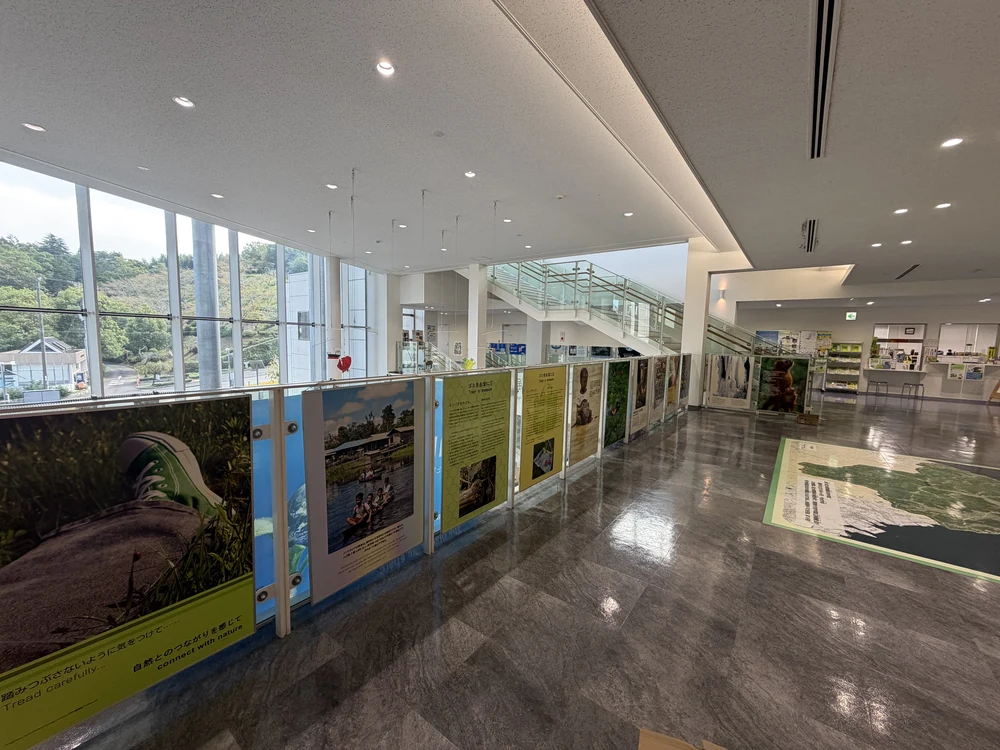フロアに並ぶ「UNEP地球環境情報展」のパネル