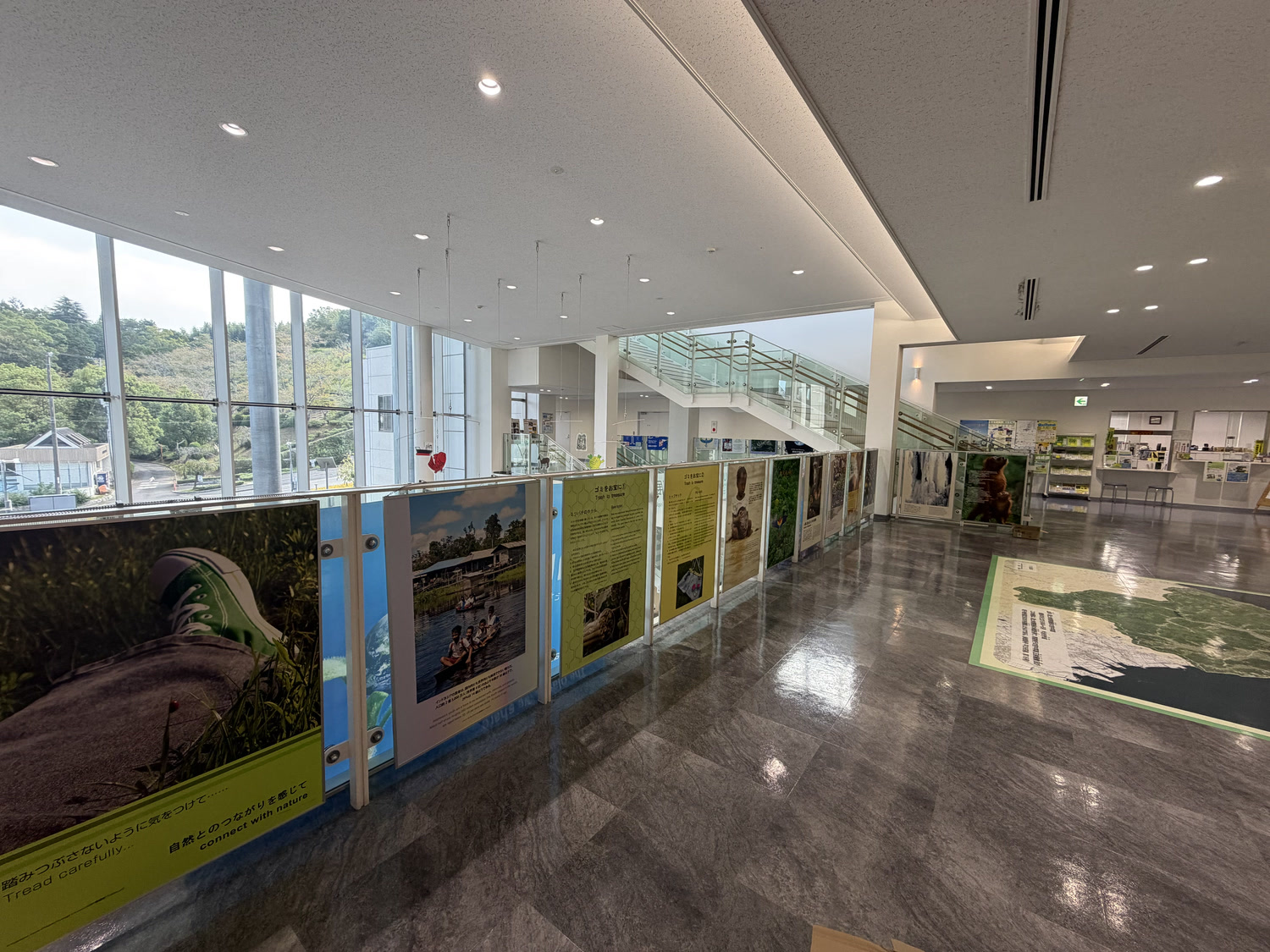 フロアに並ぶ「UNEP地球環境情報展」のパネル